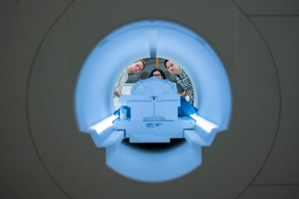 fMRI와 트랜스포머 기반 AI모델을 활용해 실험 참가자의 생각을 읽는 실험을 진행 중인 텍사스 대학교 오스틴 캠퍼스 연구진./ 텍사스 대학교 오스틴 캠퍼스