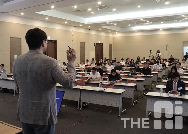 AWC 2023 in Busan에서 참가자들이 차인혁 위원의 발표를 듣고 있다. /김동원 기자