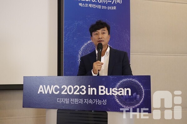AWC 부산을 주최한 황민수 THE AI 대표가 개회사를 하고 있다. /김동원 기자