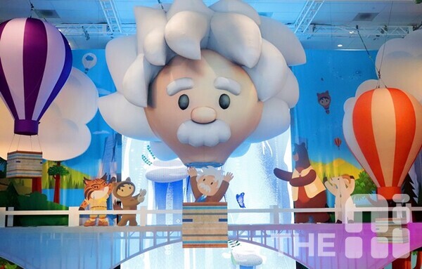 세일즈포스의 AI ‘아인슈타인’이 코파일럿으로 승진했다. (사진은 드림포스 행사장에 설치된 아인슈타인 조형물 모습) /김동원 기자