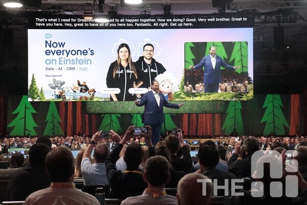 베니오프 CEO가 무대에 등장하자 참관객들이 스마트폰으로 촬영을 하며 반기고 있다. /김동원 기자