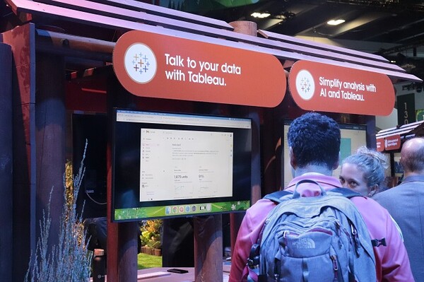 드림포스 2023 관람객들이 태블로를 살펴보고 있다. /김동원 기자