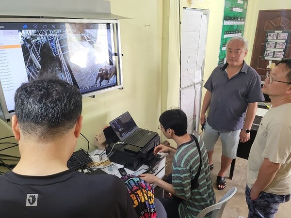 씽크포비엘이 필리핀 현지에서 스마트축산 서비스 '밀크티'를 실증하고 있다. /씽크포비엘