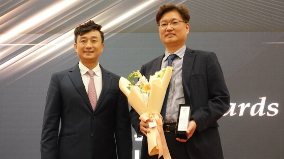 16일 동대문디자인플라자 ‘TAS 2023(THE AI SHOW)에서 개최된 ’Good AI 어워즈‘에서 코어소프트가 기업부문 특별상을 수상했다. 코어소프트 대표 황민수 더에이아이 대표가 시상하고 소순주 코어소프트 대표와 기념 사진을 찍고 있다. /구아현 기자