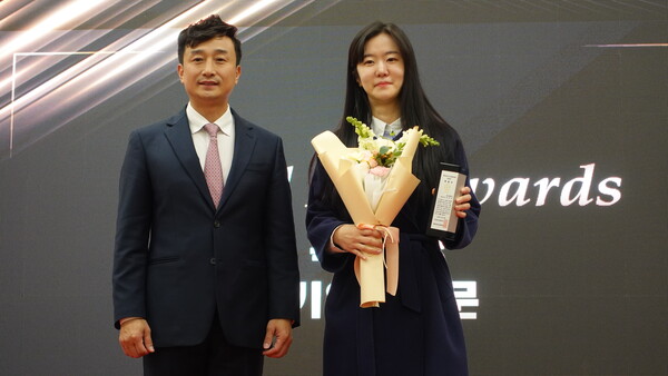 16일 동대문디자인플라자 ‘TAS 2023(THE AI SHOW)에서 열린 ’Good AI 어워즈‘에서 띵스플로우가 기업부문 특별상을 수상했다. 황민수 더에이아이 대표(왼쪽)가 시상하고 이수지 띵스플로우 대표와 기념사진을 찍고 있다. /구아현 기자