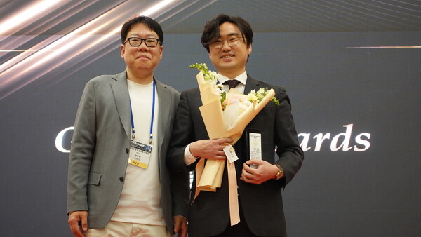 김형주 중앙대학교 인문콘텐츠연구소 교수(오른쪽)가 16일 동대문디자인플라자 ‘TAS 2023(THE AI SHOW)에서 진행된 ’Good AI 어워즈‘에서 AI 윤리 연구에 대한 공로를 인정받아 개인부문 특별상을 수상했다. 전창배 국제인공지능윤리협회 이사장 (왼쪽) 시상자와 기념사진을 찍고 있다.  /구아현 기자.