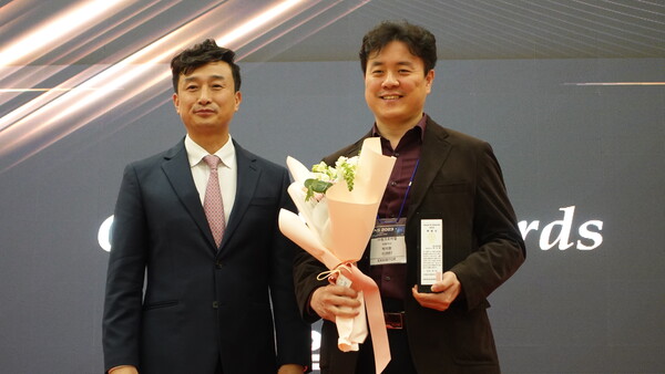 16일 동대문디자인플라자 ‘TAS 2023(THE AI SHOW)’에서 열린 ‘Good AI 어워즈’에서 씽크포비엘이 기업부문 특별상을 수상해 기념사진을 찍고 있다. 황민수 더에이아이 대표(왼쪽) 박지환 씽크포비엘 대표(오른쪽)  /구아현 기자