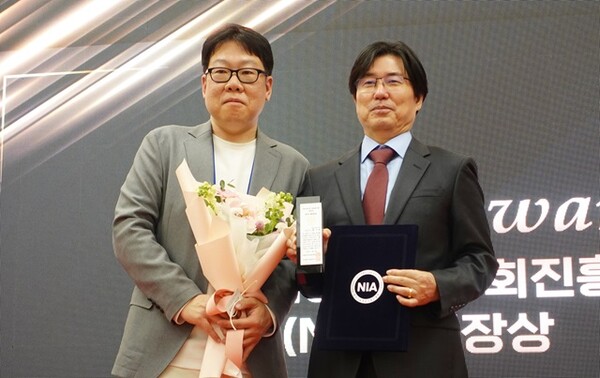 (왼쪽부터) 전창배 국제인공지능윤리협회(IAAE) 이사장과 김영훈 AWS 한국일본 총괄. /구아현 기자