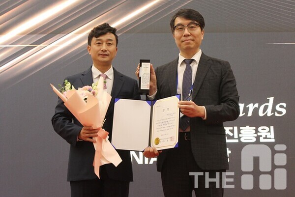 (왼쪽부터) 황민수 THE AI 대표와 배상근 세일즈포스 본부장. /김동원 기자