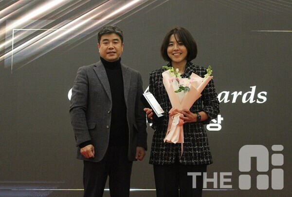 (왼쪽부터) Good AI Awards 심사위원인 김봉제 서울교대 교수와 수상기업인 무하유의 김희수 최고운영책임자(COO) /김동원 기자