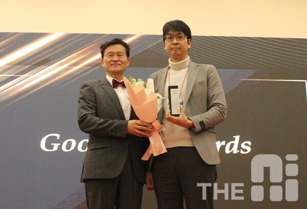 (왼쪽부터) Good AI Awards 심사위원인 김명주 서울여대 교수와 수상기업인 제네시스랩의 유대훈 CAIO. /김동원 기자