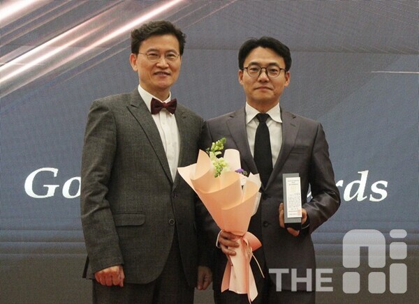 (왼쪽부터) Good AI Awards 심사위원인 김명주 심사위원장과 수상자인 김동환 포티투마루 대표. /김동원 기자
