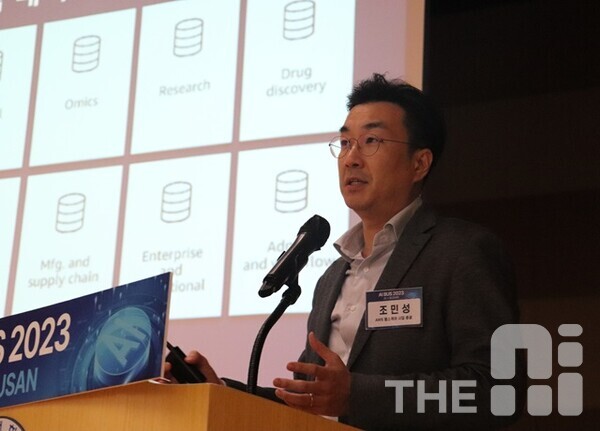 조민성 AWS 헬스케어 사업총괄이 'AI BUS 2023'에서 강연하고 있다. /김동원 기자