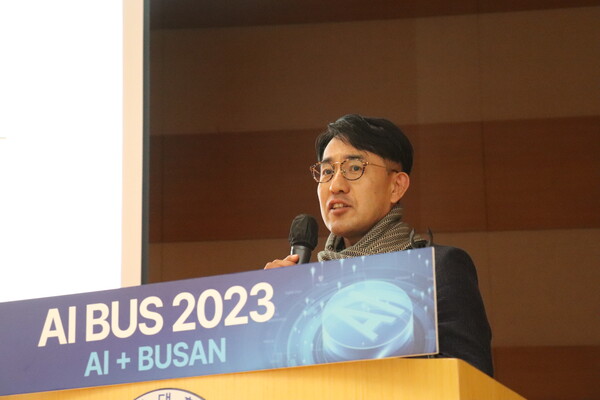 23일 부산대 10·16 기념관에서 열린 ‘AI BUS 2023’에서 이정민 셀바스AI 이사가 발표하고 있다. /구아현 기자