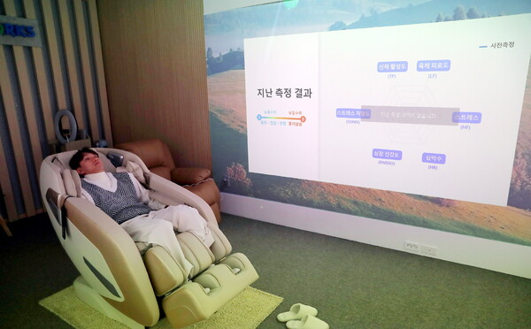 광주광역시청 1층 시민대화방 옆에 자리한 ‘스트레스 샤워실’에서 시민이 AI 실증 기술을 체험을 하고 있다. / 광주광역시