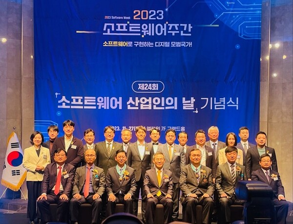 과기정통부는 27일 서울 서초구 엘타워에서 ‘소프트웨어 산업인의 날’ 기념행사를 열고 배경훈 LG AI연구원장(왼쪽 아래에서 세번째) 은탑산업훈장을 수여했다. /LG AI연구원