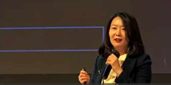 김희정 고려대 수학교육과 교수가 중등 수학 AI 디지털 교과서를 소개하면서 AI가 교육 현장에서 주는 의미를 설명하고 있다 / 시연회 ZOOM 캡처