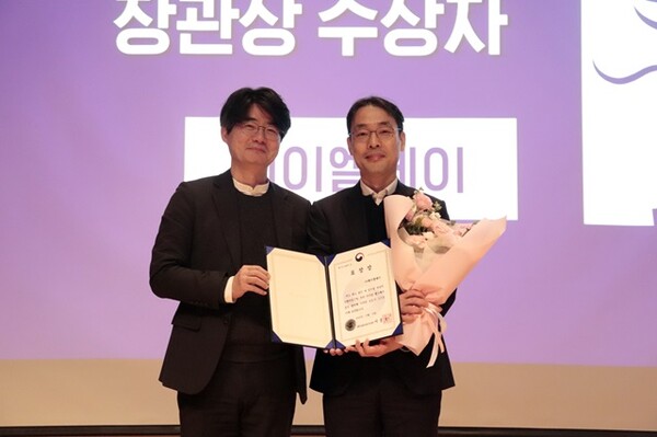 (왼쪽부터) 엄열 과학기술정보통신부 인공지능기반정책관과 김동민 제이엘케이 대표. /김동원 기자