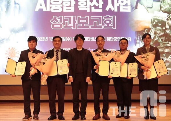 과학기술정보통신부 장관상 수상자들이 기념 촬영을 하고 있다. (왼쪽부터) 박동균 가천대 길병원 교수, 김주한 전남대병원 교수, 엄열 과기정통부 인공지능기반정책관, 김동민 제이엘케이 대표, 서대성 서울대병원 연구원, 한복미 NIPA 수석. /김동원 기자