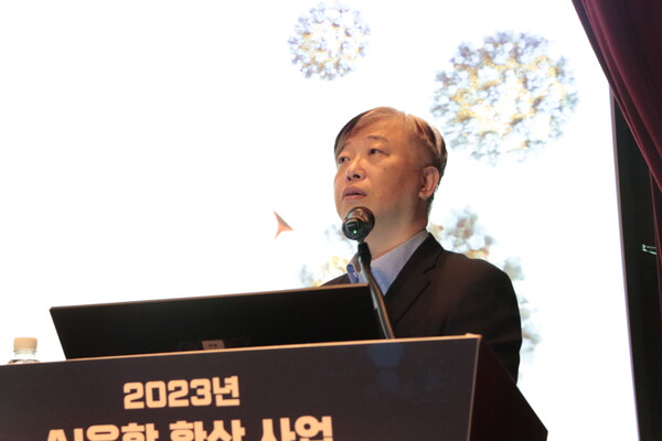 13일 열린 '2023 AI융합 확산 사업 성과보고회'에서 조한얼 한국과학기술연구소 박사가 AI융합 감염병 예후 예측 AI 시스템에 대해 설명하고 있다. /김동원 기자