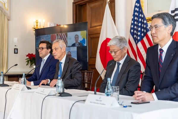 (왼쪽부터) 람 이매뉴얼(Rahm Emanuel) 주일본 미국 대사, 다리오 길(Dario Gil) IBM 수석 부사장 겸 IBM 리서치 총책임자, 이토 고헤이(Kohei Itoh) 게이오대학교 총장, 윤덕민 주일본 한국 대사. /IBM