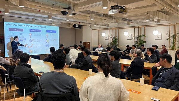 최수혁 어드밴텍 상무가 엣지 AI와 회사 솔루션을 소개하고 있다.