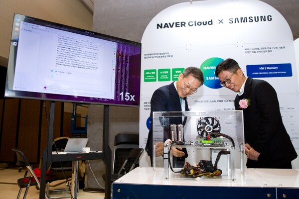 19일 서울 서초구 더케이호텔에서 열린'2023 AI 반도체 미래기술 컨퍼런스'에서 이종호 과학기술정보통신부 장관(왼쪽)이 김유원 네이버클라우드 대표와 네이버·삼성 AI 반도체(가칭)에 대해 이야기하고 있다. /과학기술정보통신부