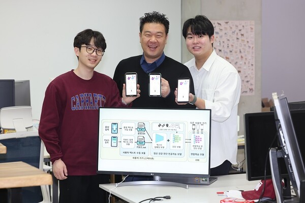 (왼쪽부터)윤형준 KAIST 전기·전자공학부 박사과정, 이성주 KAIST 전기·전자공학부 교수, 이승주 KAIST 전기·전자공학부 석사과정 등 연구팀은 스마트폰에 탑재해 정신건강을 진단할 수 있는 인공지능 기술을 개발했다고 21일 밝혔다. /KAIST