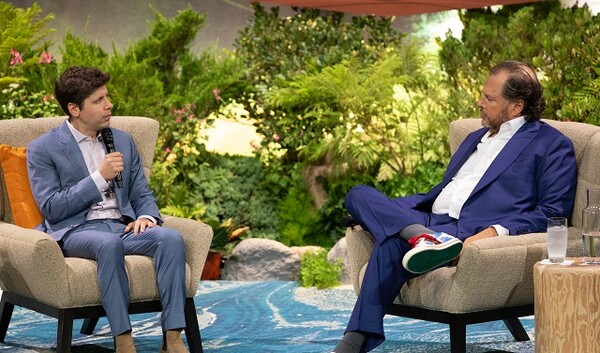 샘 올트먼 오픈AI CEO(왼쪽)가 마크 베니오프 세일즈포스 CEO(오른쪽)과 대화하고 있다. /세일즈포스