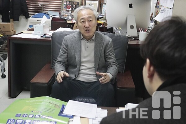 Lee Seonghwan, a specialized training professor at Korea University, is having a conversation with reporter Dongwon Kim / Photo by Ahyeon Goo.