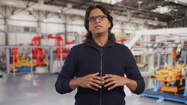 AI와 로보틱스의 통합에 대해 연설한 엔비디아 로보틱스 및 엣지 컴퓨팅 부문 부사장인 디푸 탈라(Deepu Talla). /엔비디아