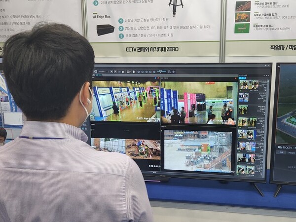 인텔리빅스 관계자가 CCTV 영상을 AI로 실시간으로 감시하는 영상분석 기술을 지켜보고 있다. / 김동원 기자