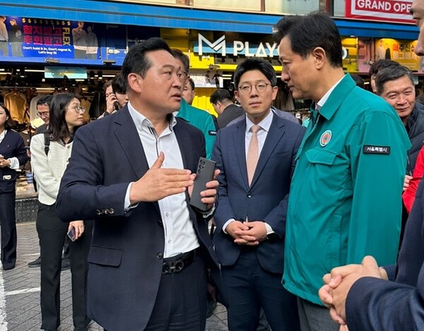 최은수 인텔리빅스 대표(왼쪽)가 오세훈 서울시장(오른쪽)에게 AI 기반 인파감지 솔루션에 대해 설명하고 있다.