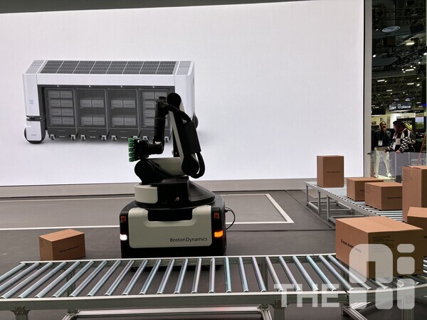 'CES 2024' 현대 모비스 전시관에서 시연된 물류 로봇. /THE AI