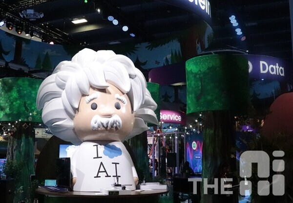 드림포스 2023에 전시된 세일즈포스의 AI '아인슈타인' 모습. /김동원 기자