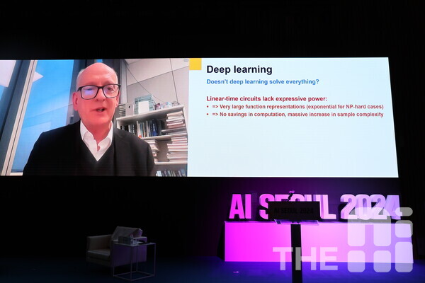 스튜어트 러셀(Stuart Russell) UC버클리 전기공학·컴퓨터과학 교수가 1일 서울시청 다목적홀에서 열린 ‘인공지능(AI) 서울 2024’ 기조연설자로 참여해 안전한 AI에 대해 말하고 있다. /구아현 기자