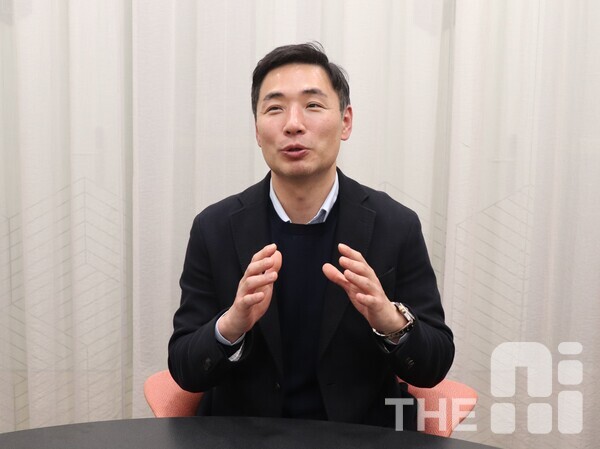 위장영 태블로 사업총괄은 “세일즈포스는 AI가 가장 최신의 또 가장 연관성 있는 데이터를 뽑아내는 기술과 더불어 그 데이터의 근거를 찾는 기술을 고도화해 이를 점수로 보여준다”고 말했다. /김동원 기자