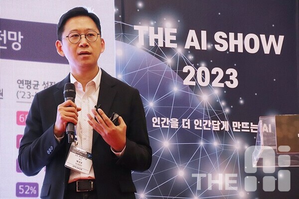 배경훈 LG AI연구원장은 ‘LG AI 윤리 책무성 보고서’를 발표하며 “이번 보고서 발간은 단순히 우리 연구원이 쌓아온 성과를 대외적으로 알리는 차원을 넘어, 외부 이해관계자의 목소리를 적극적으로 수렴해 우리 연구원의 활동을 개선하려는 목적이 더 크기 때문에 많은 분이 기탄없는 의견을 나눠주길 부탁한다”고 했다. /김동원 기자