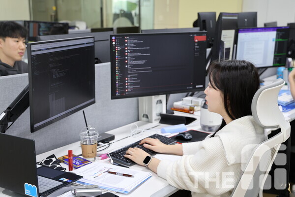 KAIST 김재철AI대학원 학생들이 각자 프로젝트 연구에 몰두하고 있다. /구아현 기자