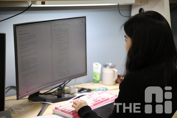 성균관대 AI대학원 연구실에서 한 학생이 열심히 연구를 하고 있다. /구아현 기자