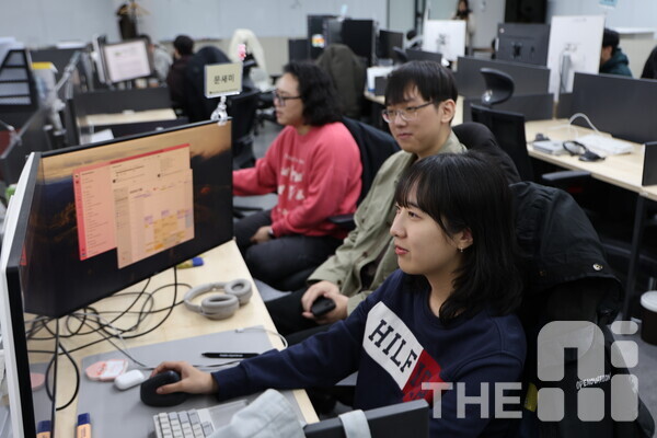 포항공대 AI대학원 연구실에서 학생들이 연구 프로젝트에 대해 회의를 하고 있다. /구아현 기자