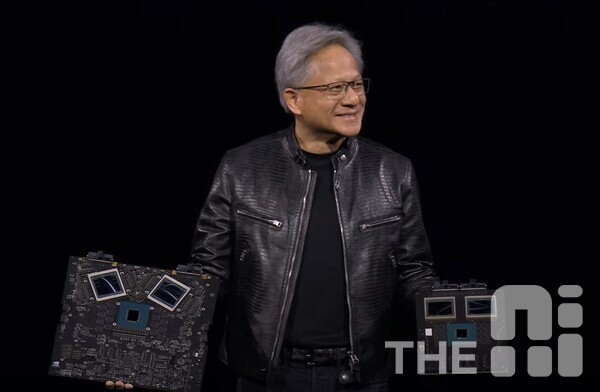 젠슨 황 엔비디아 CEO가 차세대 AI 반도체 'B200'을 소개하고 있다. 오른손에 들고 있는 것이 실제 기판에서 최초로 구동한 제품이며 왼손에 있는 것은 B200 샘플이다. /엔비디아 유튜브 캡처