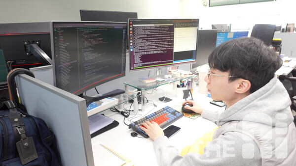 한양대 인공지능대학원 연구실에서 한 학생이 연구를 하고 있는 모습. /구아현 기자