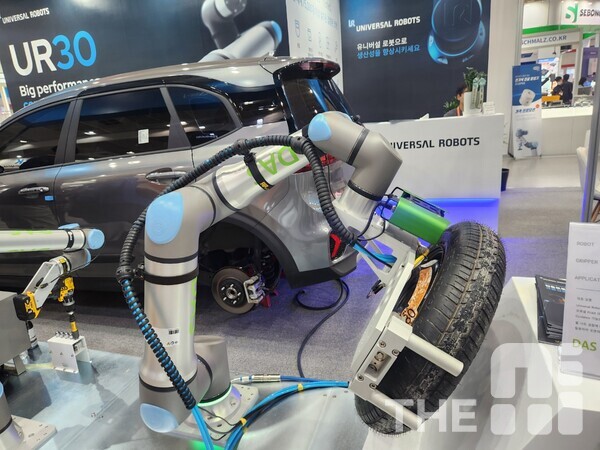 유니버설로봇 UR30이 타이어를 교체하고 있다. /김동원 기자