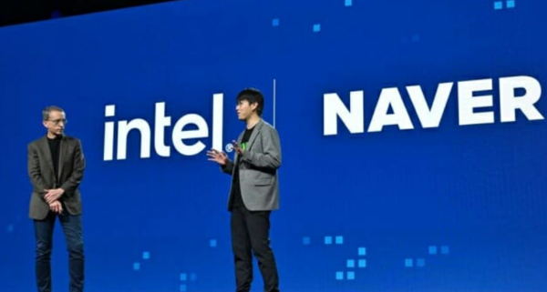 팻 겔싱어 인텔 최고경영자(CEO)와 하정우 네이버클라우드 AI 이노베이션 센터장(오른쪽)이 ‘인텔 비전 2024’ 행사에서 대담을 나누고 있다./ 네이버클라우드