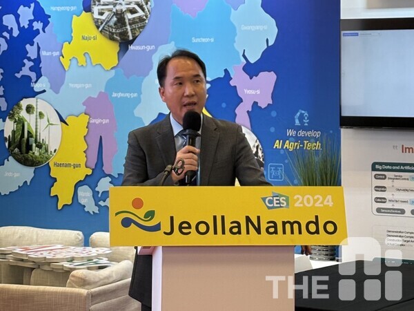 사업 책임자인 이경환 전남대 교수. 사진은 지난 1월  9일 'CES 2024' 전남도 개관식에서 글로벌 식량 문제 해결할 애그테크(Ag Tech) 기술의 중심이 되는 ‘전라남도’에 대해 기조연설하는 모습.  /THE AI