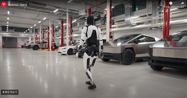 휴머노이드 로봇 '옵티머스'가 테슬라 전기차 공장을 걸어다니는 모습./ 테슬라