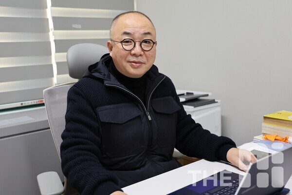 Jeong Song, the dean of KAIST's Kim Jae-chul AI Graduate School, described the institution as a 'Dream Team'. Not only does it select the most students domestically, but it also forms a strong team with its excellent faculty and students. / Reporter A-hyeon Goo 
