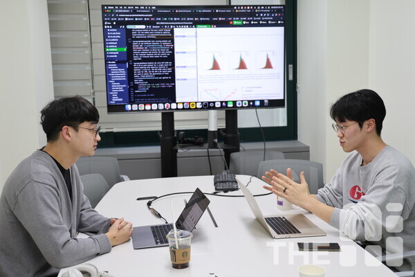 In the research meeting room of KAIST's Kim Jae-chul AI Graduate School, master's students Inoa (left) and Hong Ji-woo are discussing their research in Natural Language Processing (NLP). / Reporter A-hyeon Goo