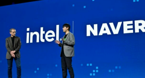 Pat Gelsinger, CEO of Intel, and Ha Jung-woo, Head of Naver Cloud AI Innovation Center (on the right), are having a discussion at the 'Intel Vision 2024' event. / Naver Cloud